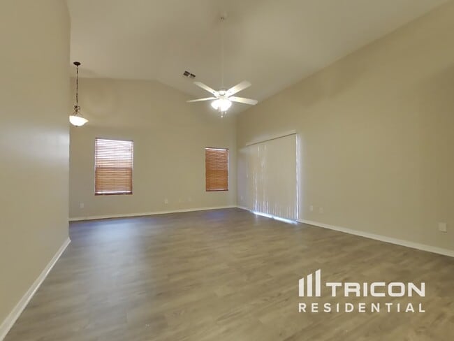 Building Photo - 3921 N 125th Dr