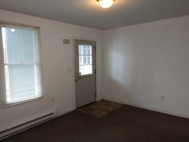 Building Photo - 164 Maple Ave