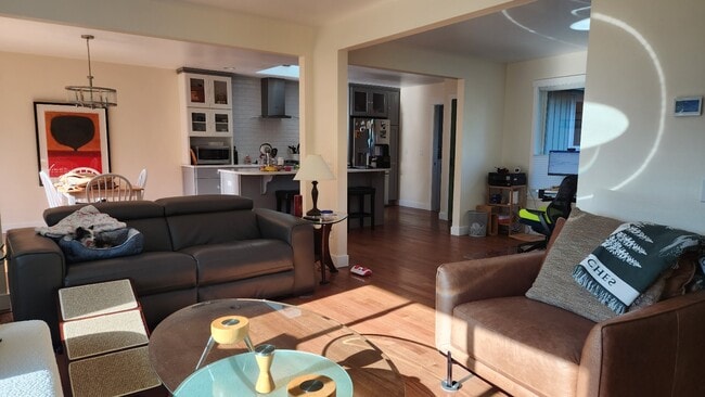 Cocina, comedor desde la sala de estar. - 8120 Kitamat Way