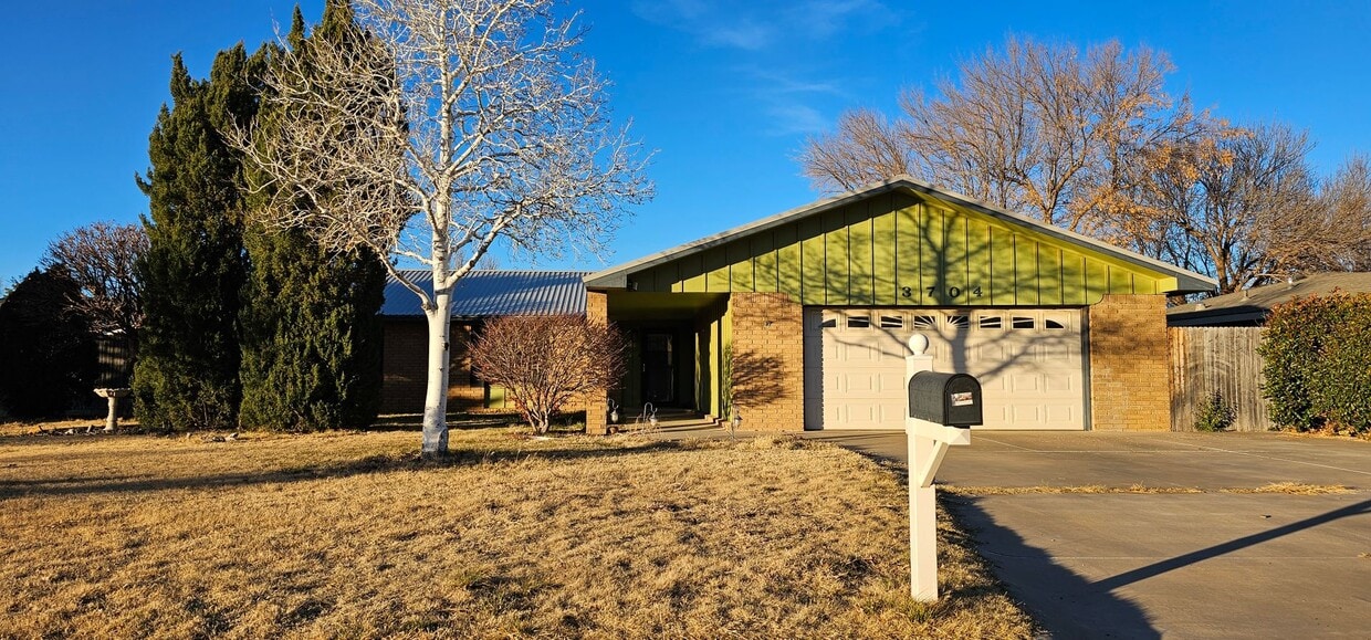 Primary Photo - Beautiful 4 Bed/2 Bath Family Home