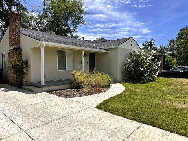 Foto del edificio - Beautiful 2-Bedroom Home with Large Backyard