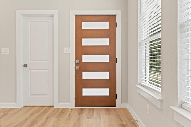 Foto del edificio - 240 Shadow Oak Dr