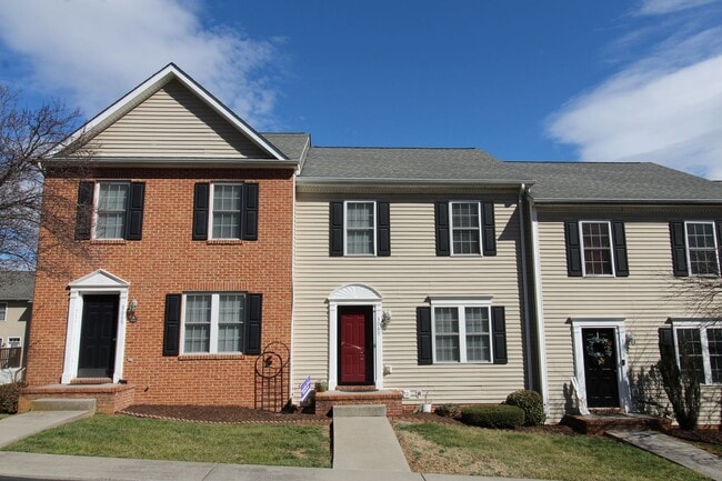 Foto del edificio - 3 story townhome with fenced in yard for rent in Taylor Springs
