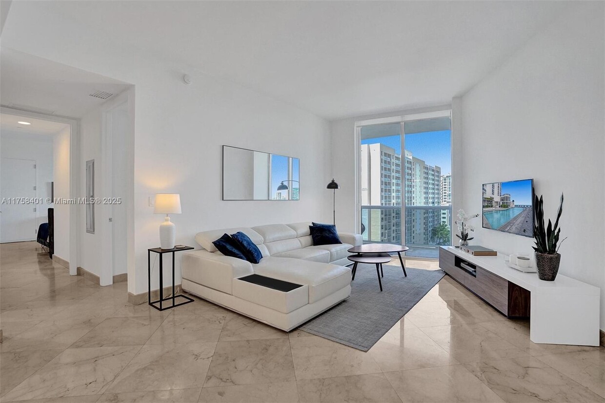 Foto principal - 16001 Collins Ave