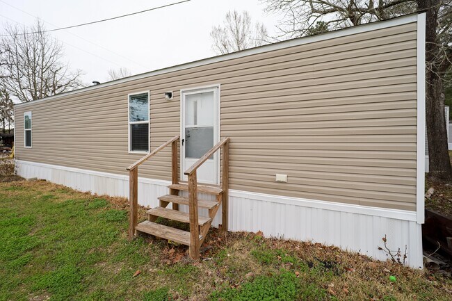 2 Bedbroom / 1 Bath Unit - Pine Meadow MHC