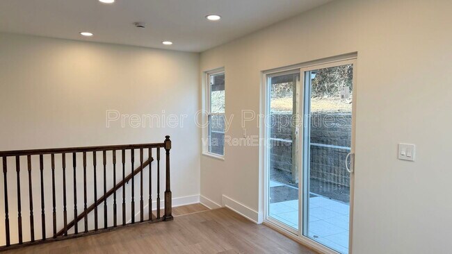 Foto del edificio - 240 Mcgregor Ave