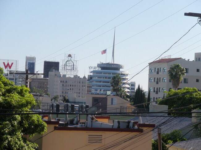 Building Photo - 2033 Vista Del Mar St