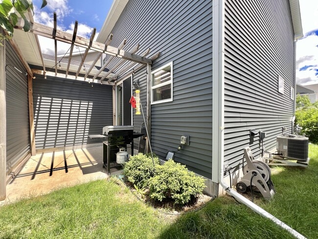 Building Photo - 2899 Bulwer Ln