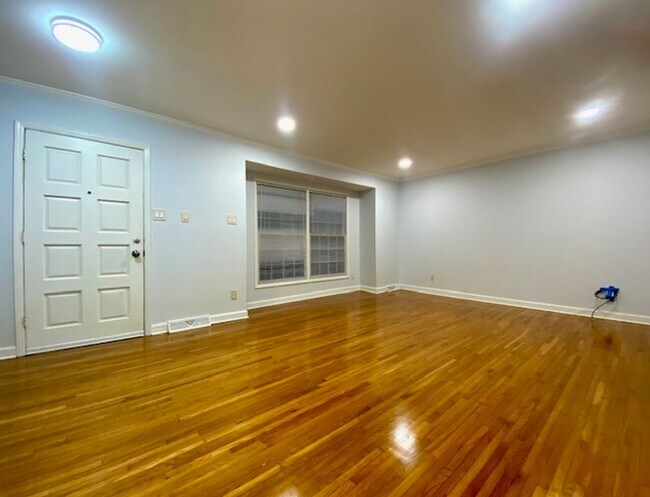 Building Photo - Nice quiet neighborhood -3 bed,2 bath bric...