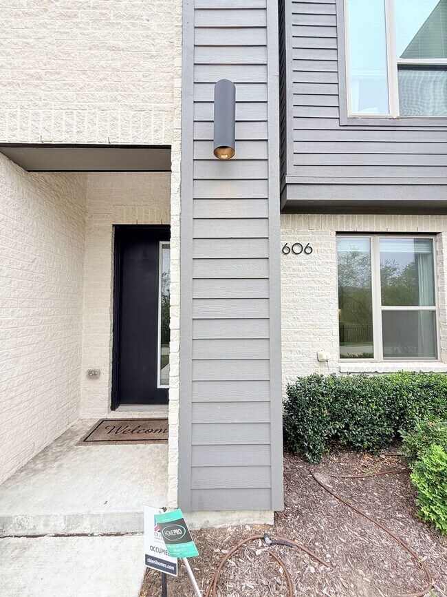 Foto del edificio - AVAILABLE NOW -Stunning 3-Bedroom Townhome Overlooking Greenbelt in Plano ISD 600 Collier Drive
