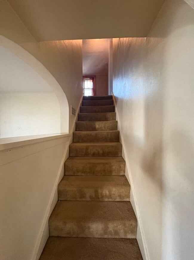 Building Photo - Single Family Home - 3 bedrooms / 2 bathrooms