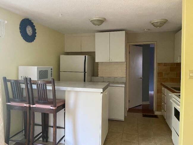 Kitchen - 304 Millard Av