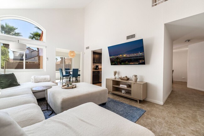 Foto del edificio - FULLY FURNISHED POOL HOME with Spacious Living!