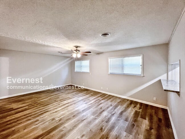 Building Photo - 1202 Town and Country Dr