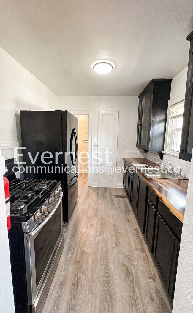 Foto del edificio - 2242 E 70th St