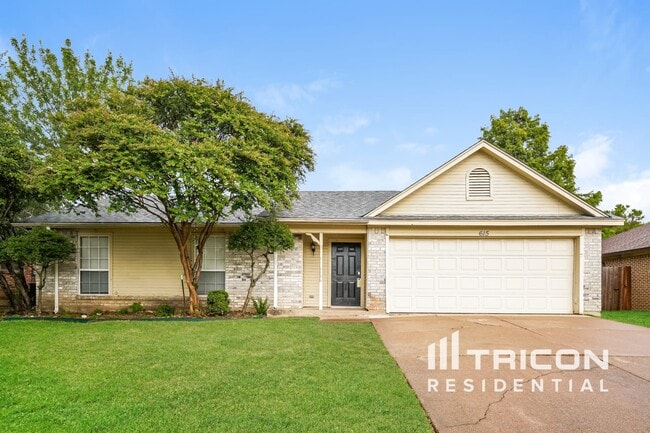Building Photo - 615 Sherman Dr