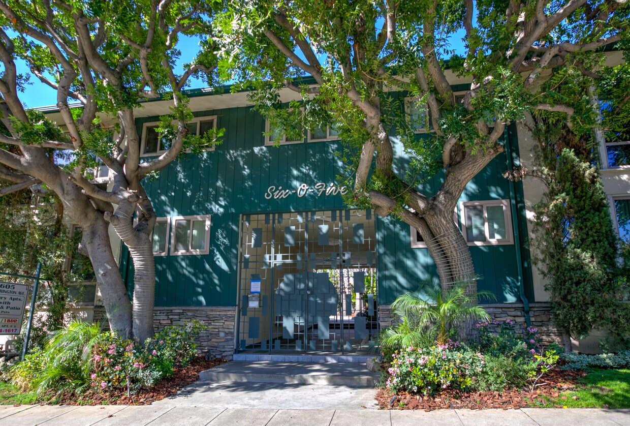 Foto principal - 605 S Barrington Ave