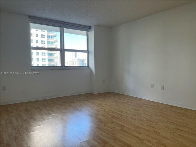 Building Photo - 1155 Brickell Bay Dr