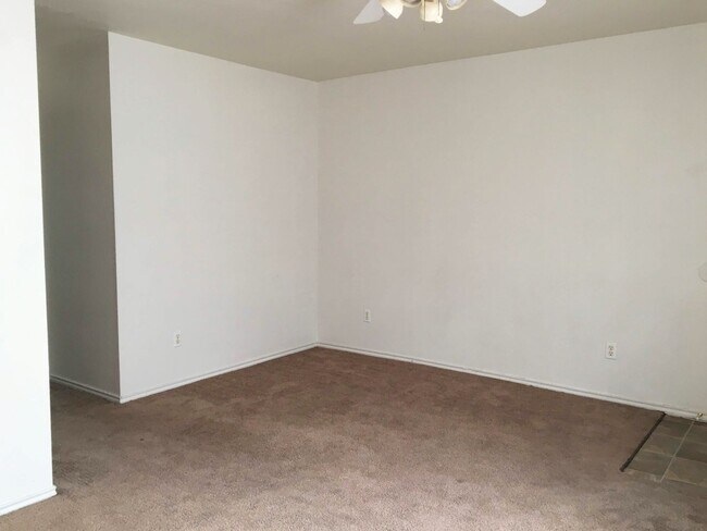 Building Photo - 1505 Benttree Dr
