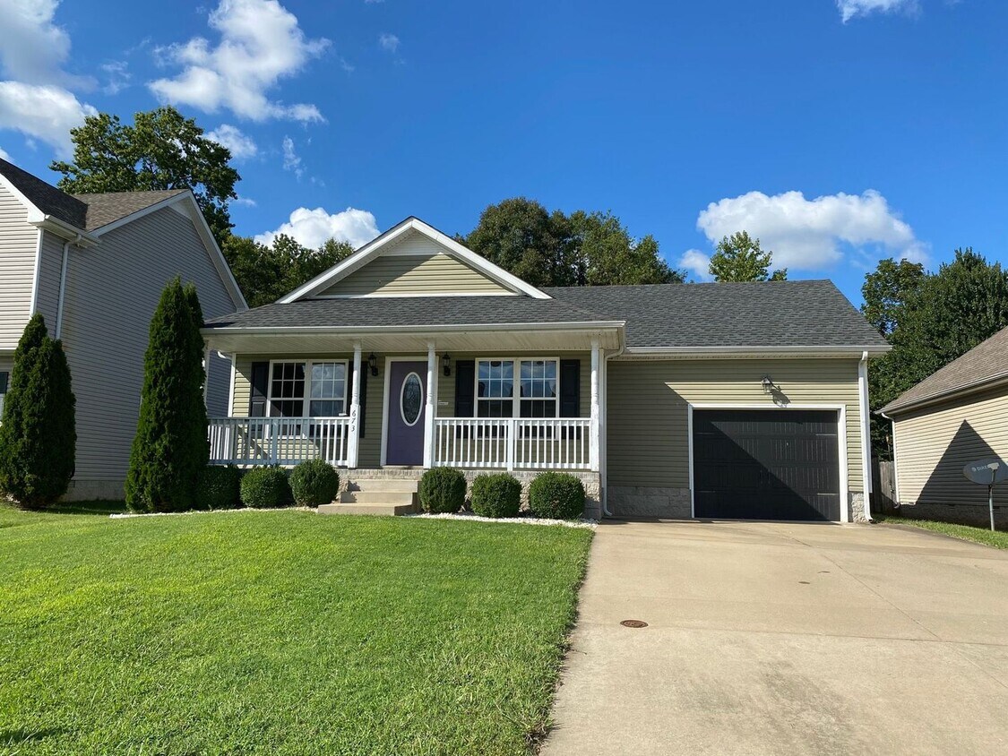 Primary Photo - Cute 3 Bedroom Ranch in Fox Crossing! Conv...