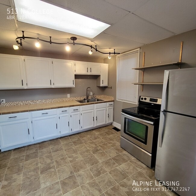 Building Photo - LOCATION!! Walk to everything downtown has...