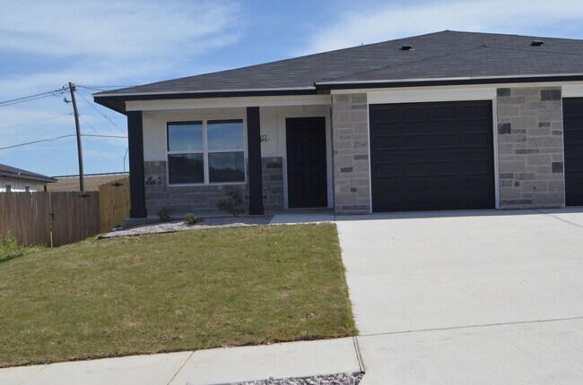 Building Photo - 977 Cline Dr