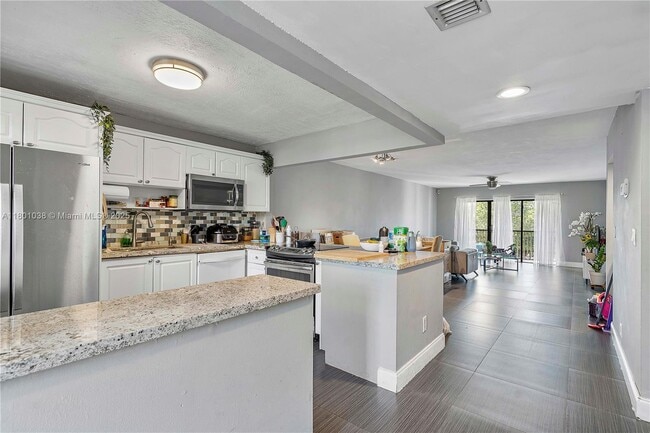 Building Photo - 290 Racquet Club Rd