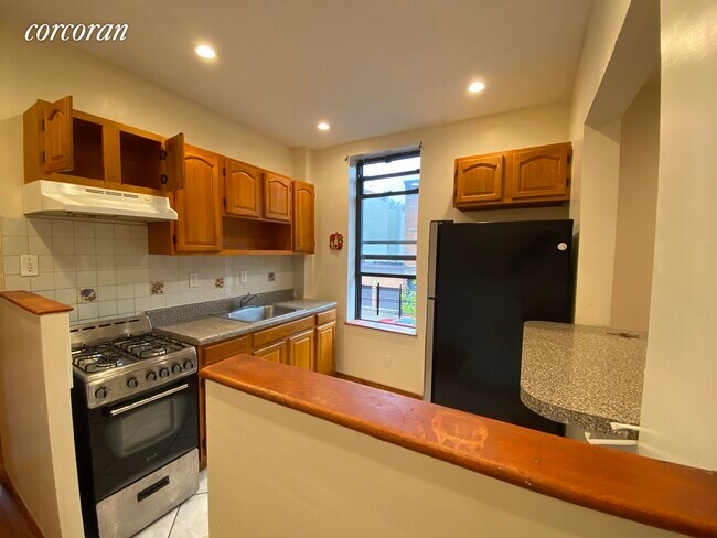 Building Photo - 958 Putnam Ave