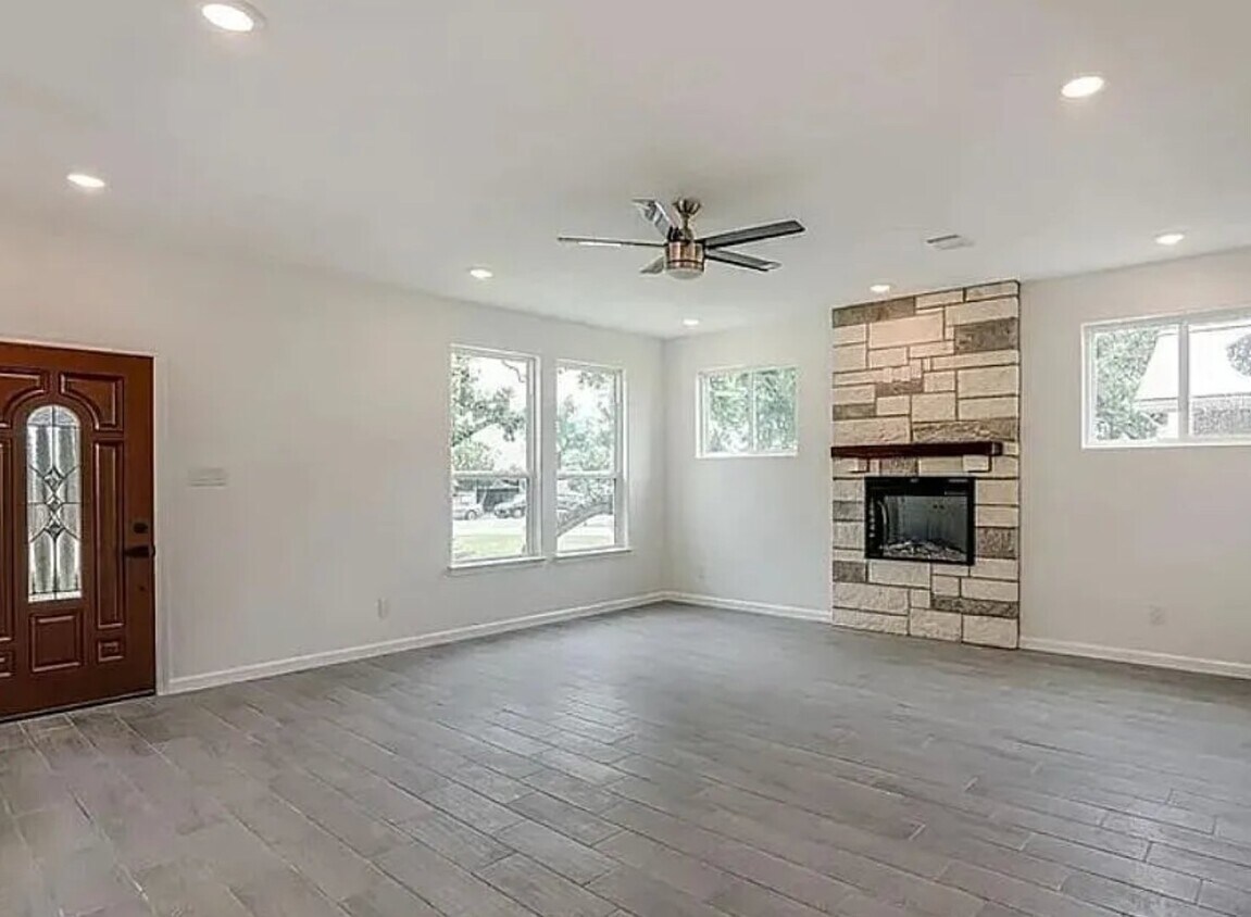 Foto del edificio - 1583 Bonnyview Dr