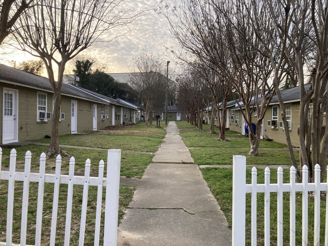 Building Photo - Pursley Court Apartments