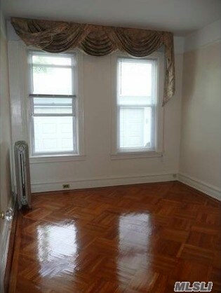 Foto del edificio - 88-52 81st Ave