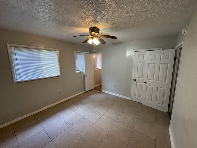 Foto del edificio - 2748 Woodside Dr