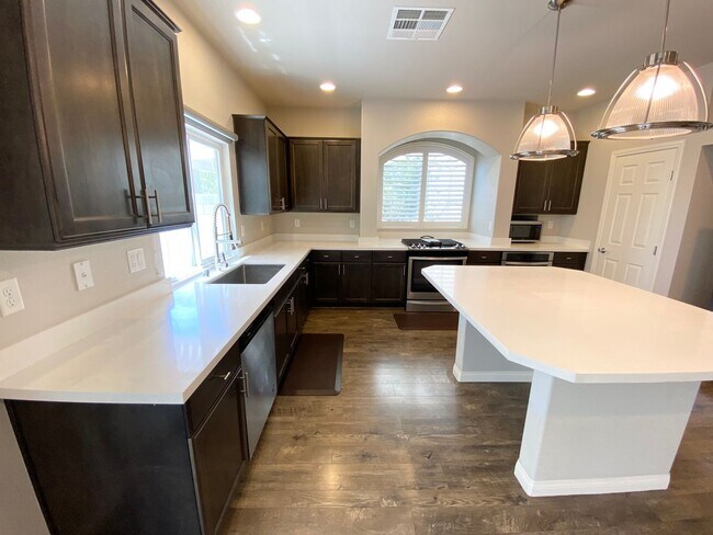 Foto del edificio - 5/BD 2.5/BA Modern Comfort Meets Function ...