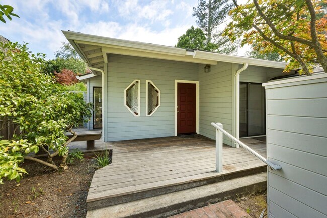 Foto del edificio - Upgraded 4 Bed, 2 Bath Home on Charming Tree Lined Street in Desirable Duveneck!