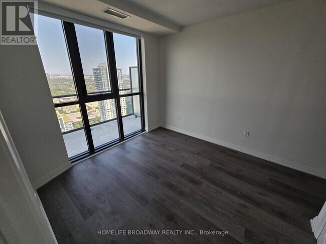 Photo du bâtiment - 325-P325 Yorkland Blvd
