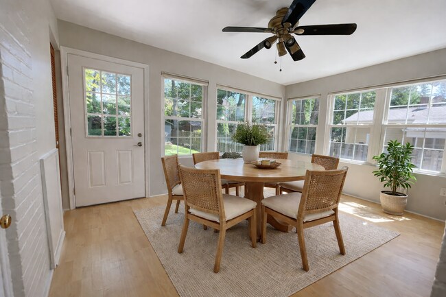 Foto del edificio - 5817 KINGSWOOD