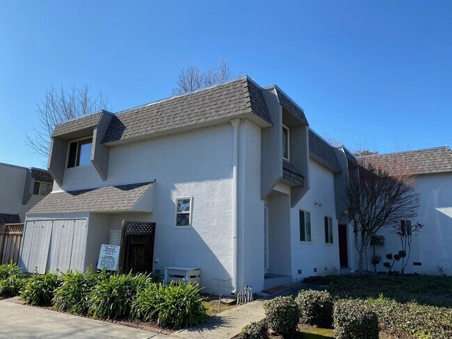 Building Photo - Spacious Updated 2 bed , 1 Bath now Availa...