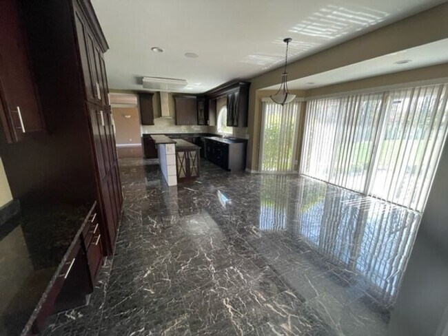 Foto del edificio - 38750 Lochmoor Dr