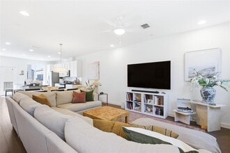 Building Photo - 814 N Bluff Dr