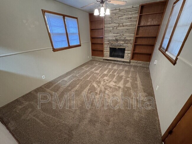 Building Photo - 900 N Redbarn Ln