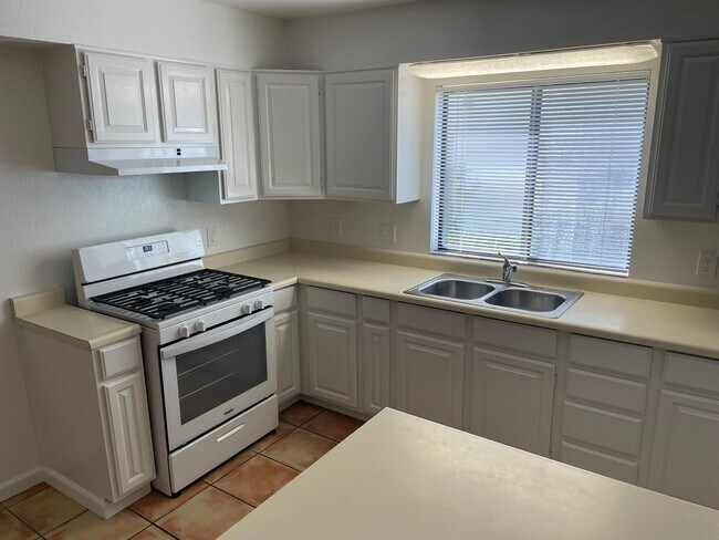 Building Photo - 5 Bedroom 2 Bathroom Apartment in Goleta