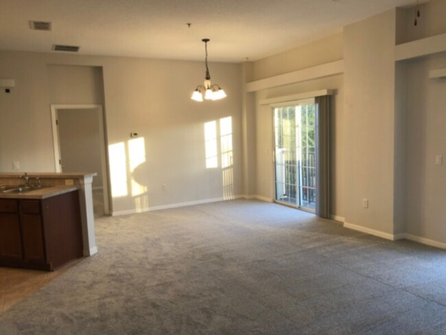 Building Photo - 2 bed 2 bath condo w 1 car garage
