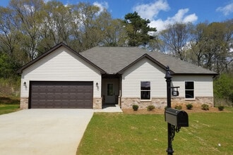 Building Photo - 220 Elm Way