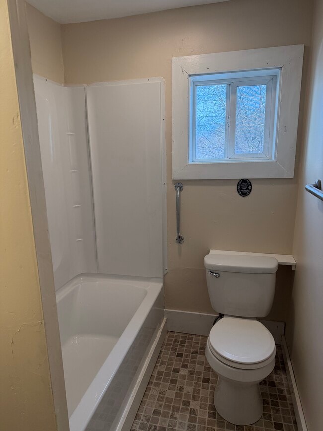 Building Photo - 13 Moores Ct