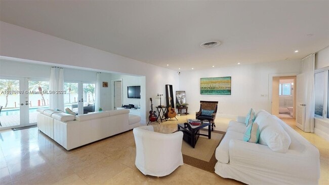 Building Photo - 6015 Pine Tree Dr