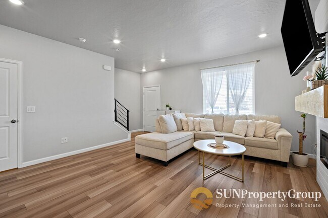 Building Photo - Stunning Duplex In Desirable Saratoga Springs!