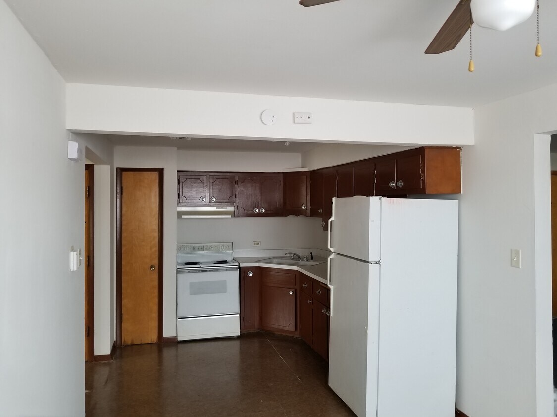 Kitchen - 12704 S Aberdeen St