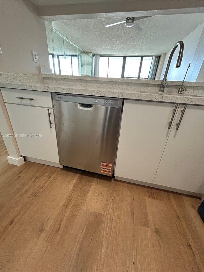 Foto del edificio - 600 NE 36th St