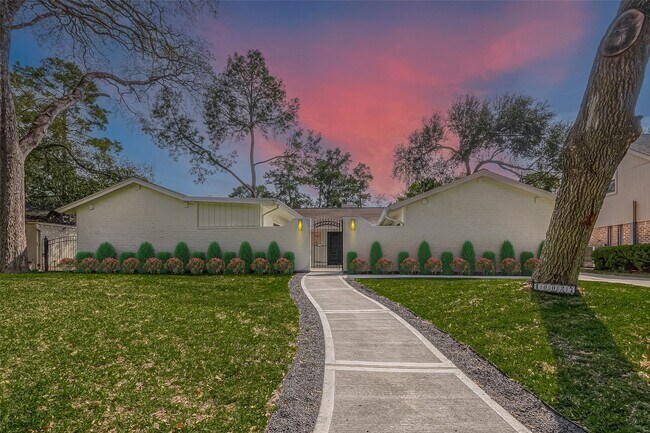 Foto del edificio - 10027 Lynbrook Dr