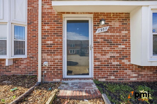 Foto del edificio - 2 PRIMARY BEDROOMS, LIVING ROOM AND DINING, PETS ALLOWED